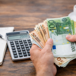 Seteleiden laskeminen pöydällä